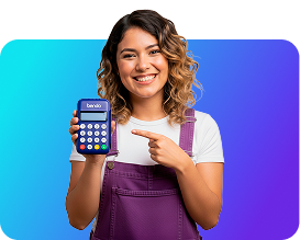 mujer feliz por cobrar con tarjeta